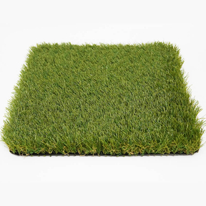 Премиальный синтетический травяной газон – прочный и реалистичный внешний вид